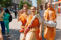 Devotees meet PM Narendra Modi in Moscow