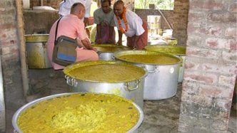ISKCON Mayapur Feeds 40,000 at Shantipur